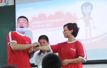 “爱心手牵手  共圆中国梦”