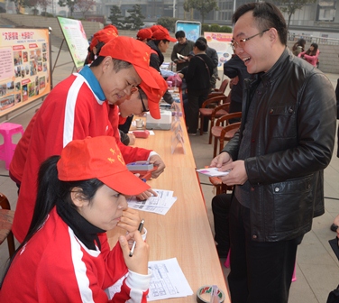 在广场，普及市民健康知识