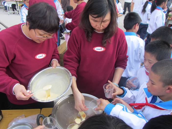 漳州：大手拉小手，一起学雷锋