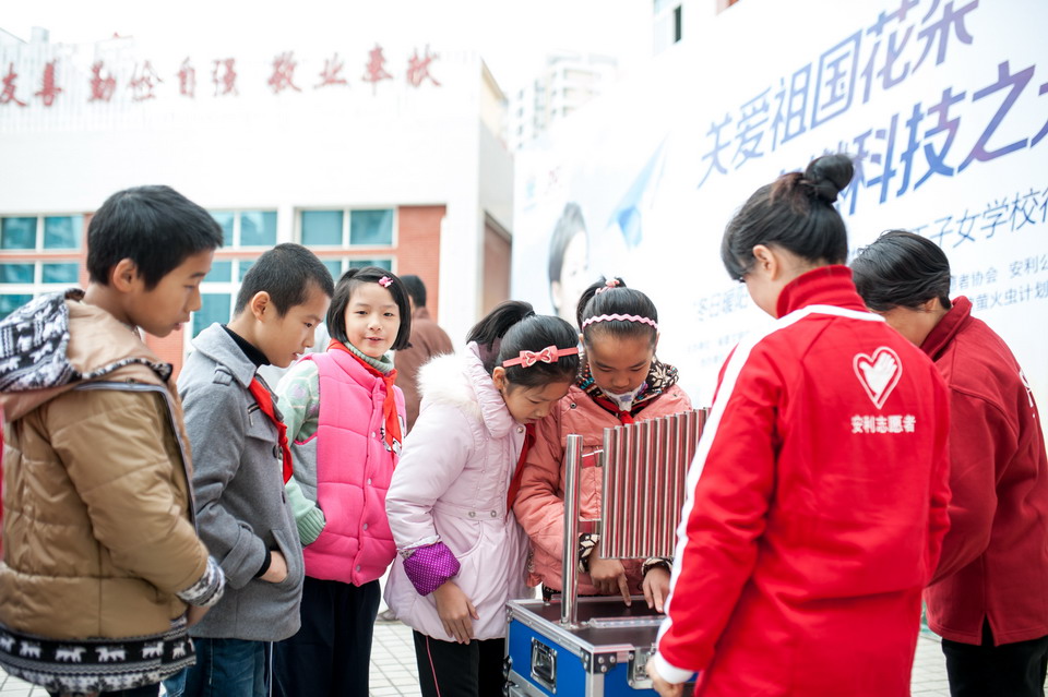 科普大篷车开进农民工子弟学校