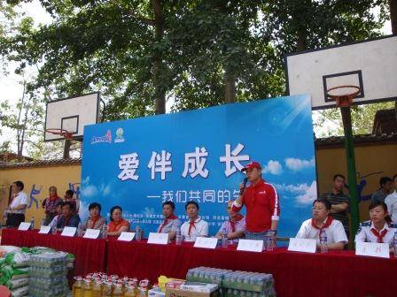 石家庄：母亲节，300多名留守儿童与志愿者共同庆生