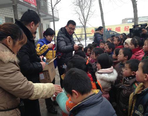 安阳：分公司员工志愿者开展关爱留守儿童爱心活动