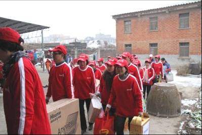 南阳：举行安利志愿者“冬日暖阳进社区”活动