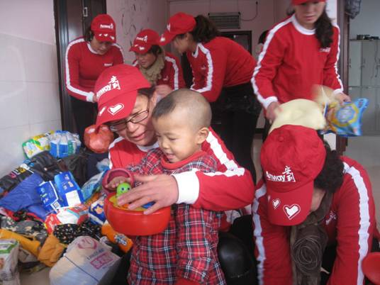 驻马店：安利志愿者关爱孤残儿童