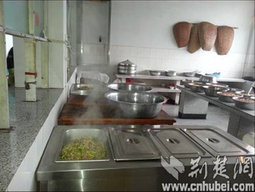 荆楚网：春苗厨房走进大山 让恩施孩子吃上营养餐