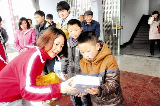 《楚天都市报》 ：120名孤儿收到新年礼包