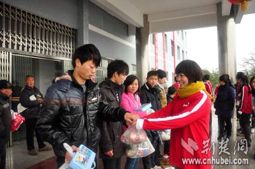 《荆楚网》：武汉慈爱助孤给寒冬送来温暖阳光