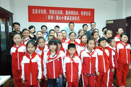 关爱青少年，共建爱心小课桌