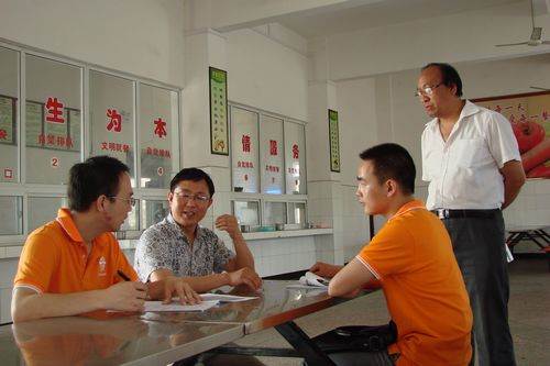 头顶炎阳走乡村，真情无限访学校