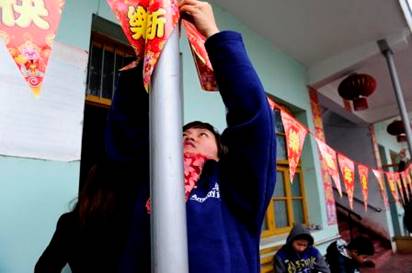 常德：安利志愿者带孩子到敬老院“过年”
