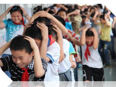 “爱心手牵手 共圆中国梦”自护教育活动走进江阴市要塞实验小学