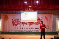 唱起“过年安全歌”，志愿者教孩子学会自我保护