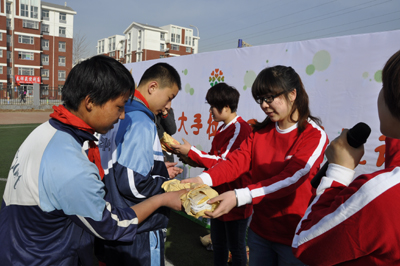 银川：亲子运动会走进农民工子弟