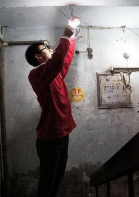 乐山分公司为老社区居民安灯泡