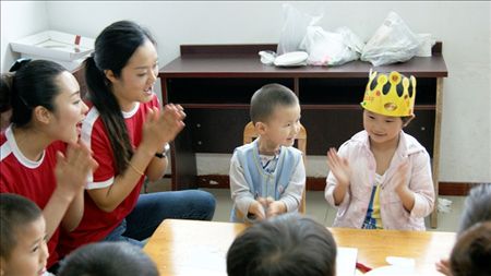 南充志愿者给聋哑儿童送欢乐