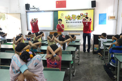 安利送自护教育进校园 成都学生学习地震避险自救