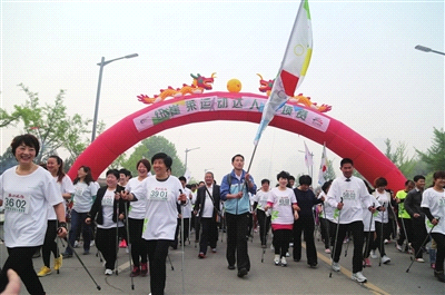 81岁长寿公带队持杖行走，健身踏春